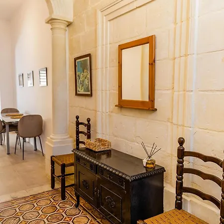 Apartment Characterful Ground Floor Townhouse *