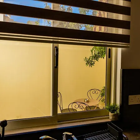 Characterful Ground Floor Townhouse Apartment *