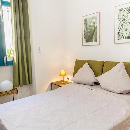 Characterful Ground Floor Townhouse Apartment *