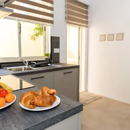 Characterful Ground Floor Townhouse Apartment San Ġiljan