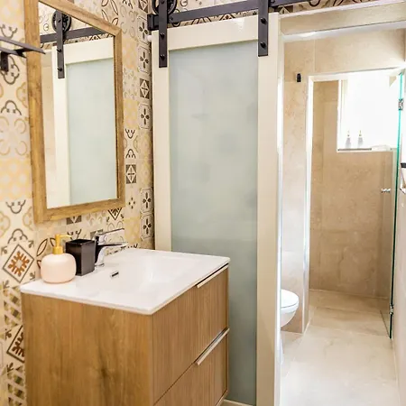 Characterful Ground Floor Townhouse דירה