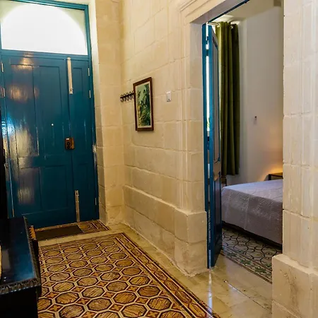 Characterful Ground Floor Townhouse Apartment