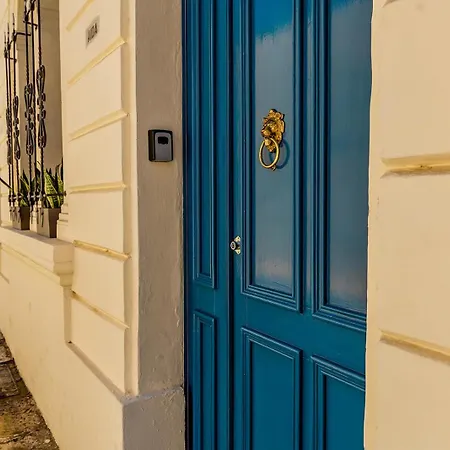 Characterful Ground Floor Townhouse Apartment *