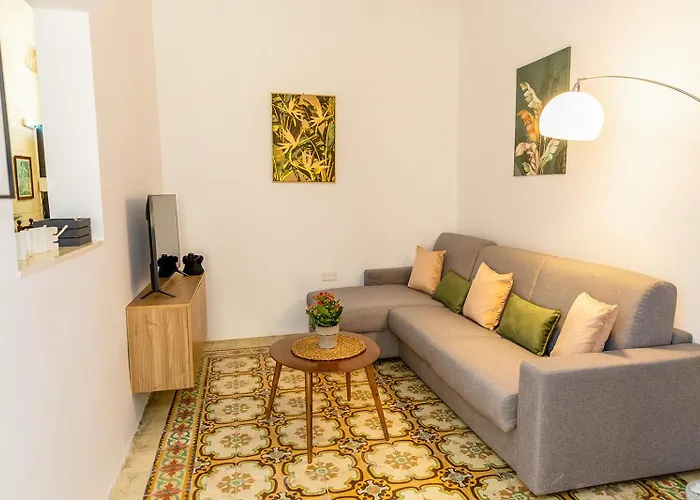 Characterful Ground Floor Townhouse *