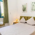 Characterful Ground Floor Townhouse Apartment *